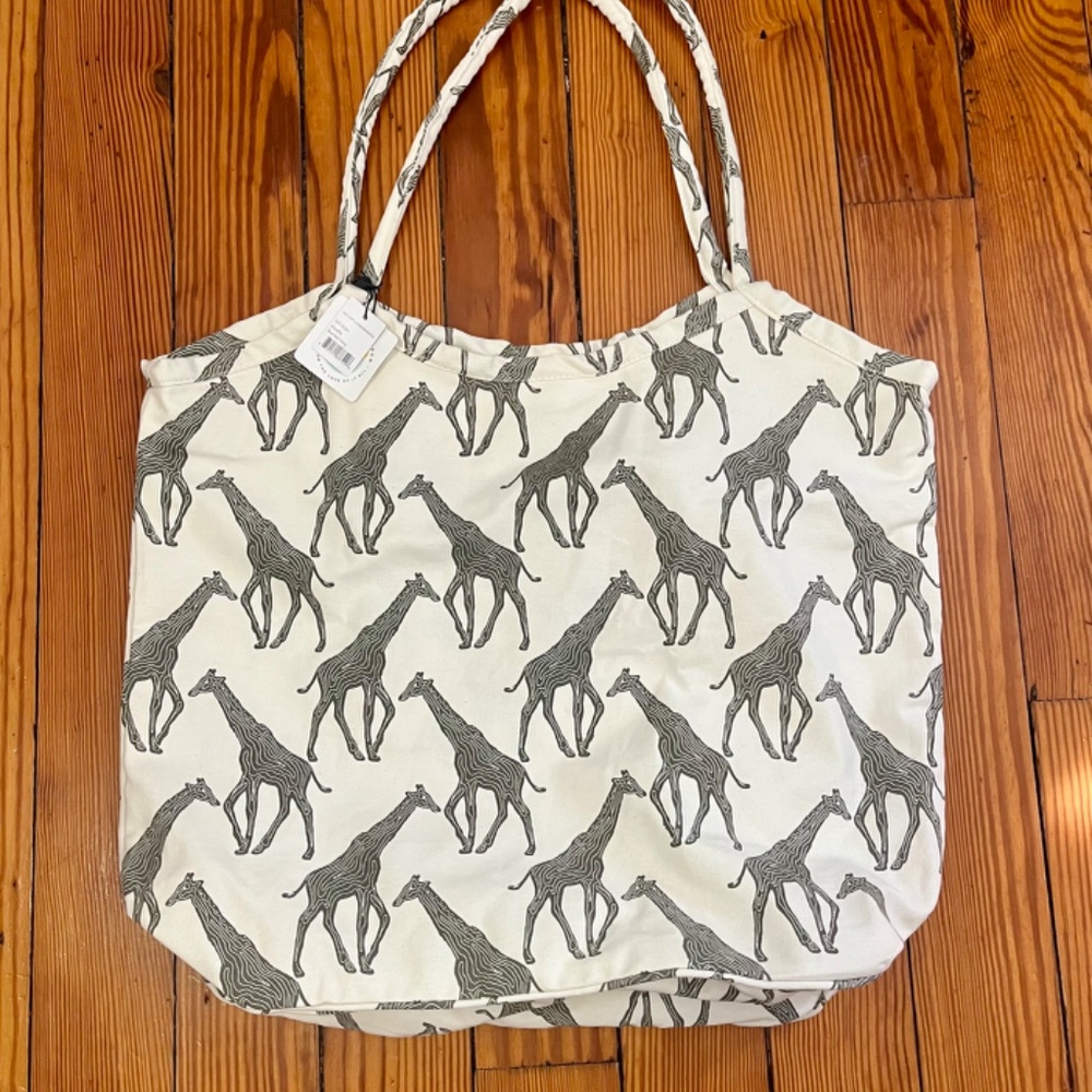Giraffe Bucket Bag ~ NEW with Tags ~ Adorable & Oversized ♡ ⸝⸝🦒 ༘
